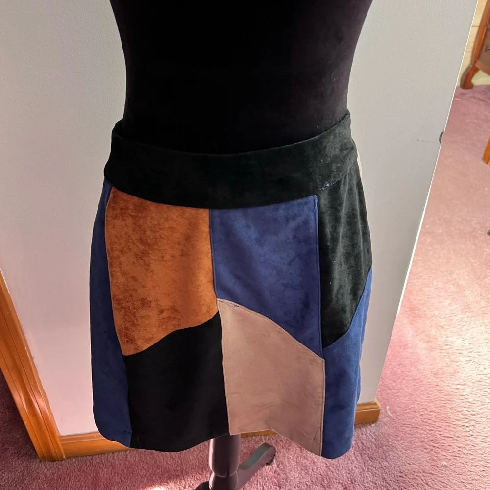 Venus new without tags  patch faux suede skirt. Size M with zipper back - Picture 4 of 10